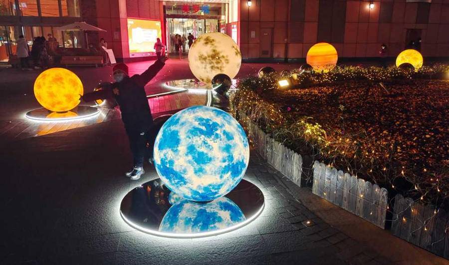 上海一广场上演“异次元宇宙大片”：星球景观灯打造绚丽夜景